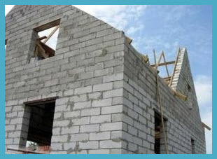 Как построить одноэтажный дом из пеноблоков: возведение фундамента, кладка стен и установка крыши